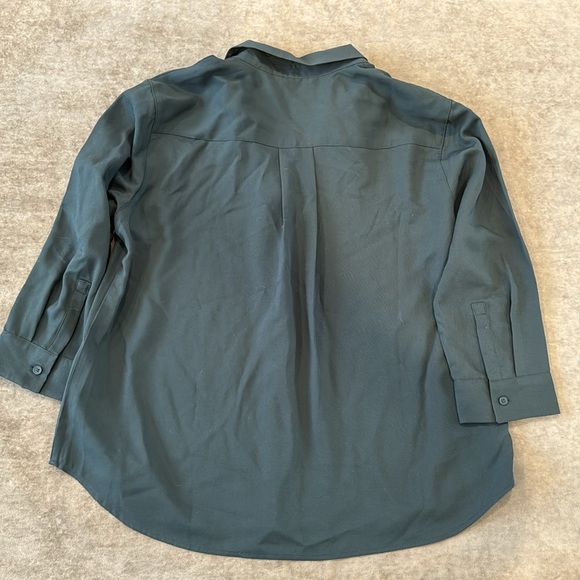 Uniqlo blouse. Collared blouse. 3/4 length sleeves. Color- dark green. Size- XS - Picture 5 of 5